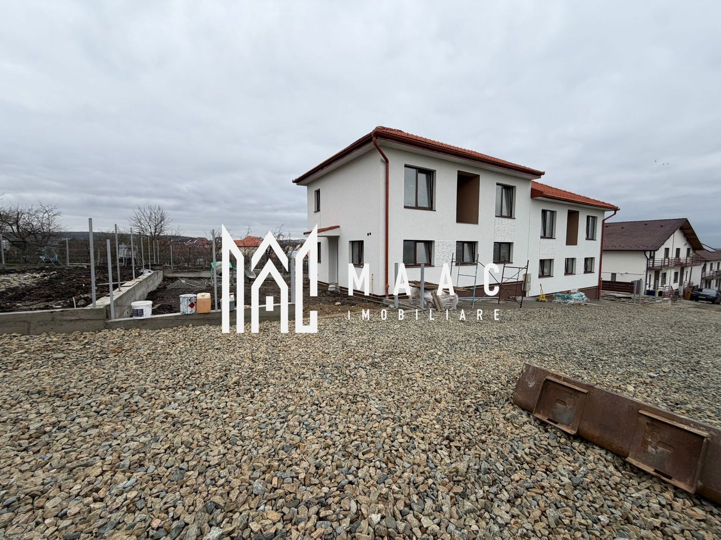 Casă Tip Duplex | 4 Camere | 2 Balcoane | Terasă | Șura Mică - Poză 2