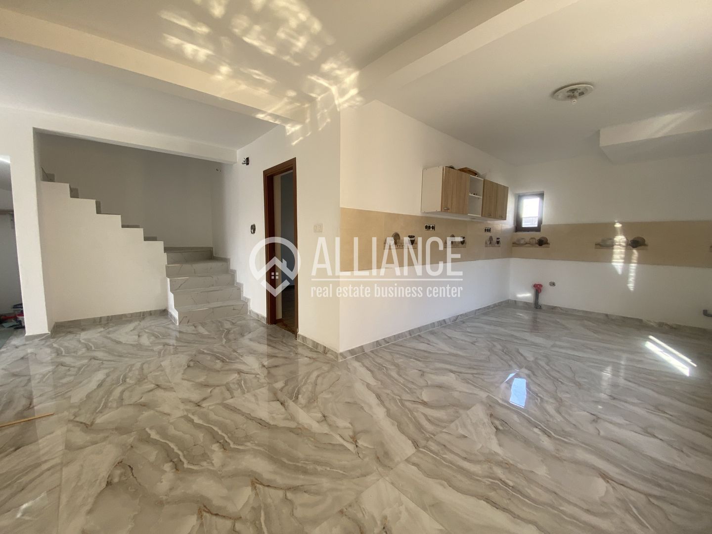 VALU LUI TRAIAN(COD 07) -Casa P+M 5 camere cu teren de 300 mp - Poză 1