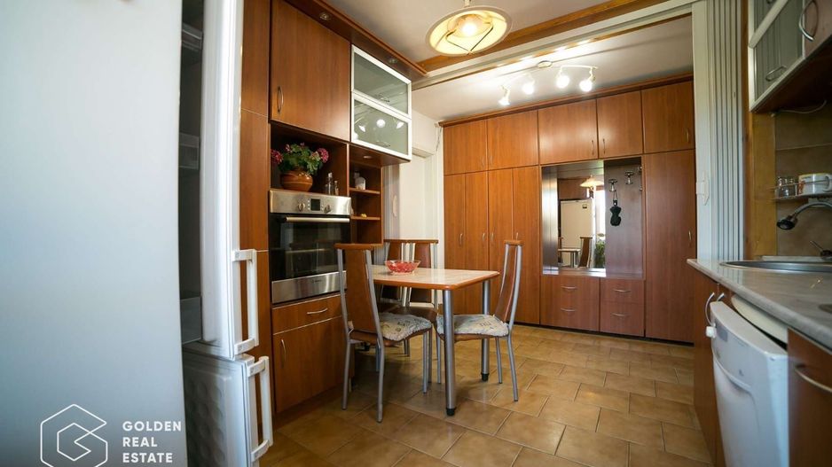 Apartament superb, ultracentral, 3 camere, centrala proprie si 2 locuri parcare - Poză 6