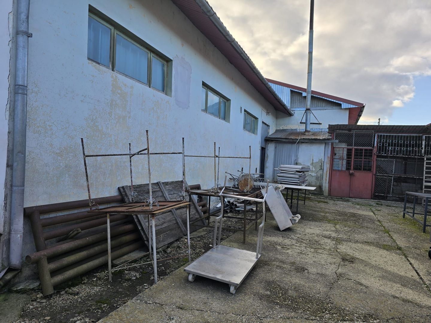 Se oferă spre vânzare / închiriere clădire cu spațiu comercial - Poză 5