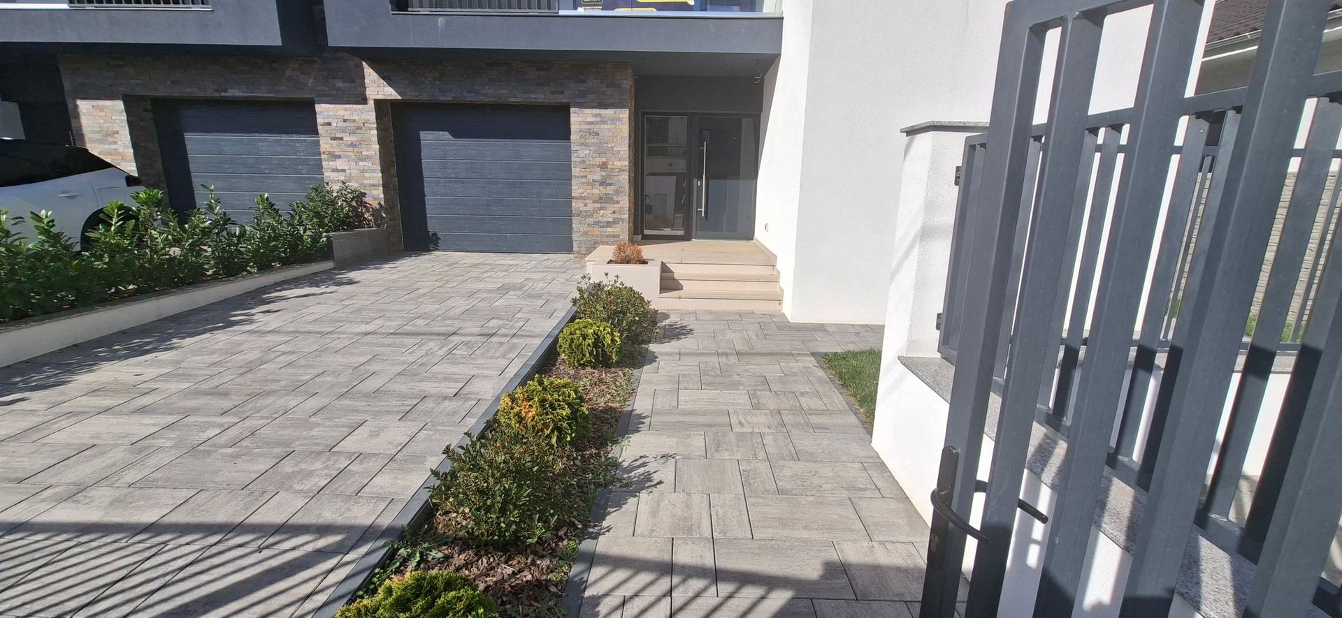 Duplex despărțit prin perete dublu/ Garaj - Poză 1