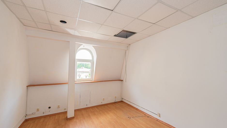 Spatiu comercial de inchiriat, 9 camere, 3 bai, Universitate, 120mp - Poză 17