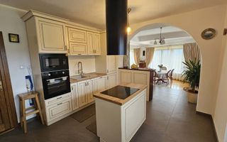 Casă deosebită, cu 5 camere, cu teren de 1132 mp – Cisnădioara - Poză 3