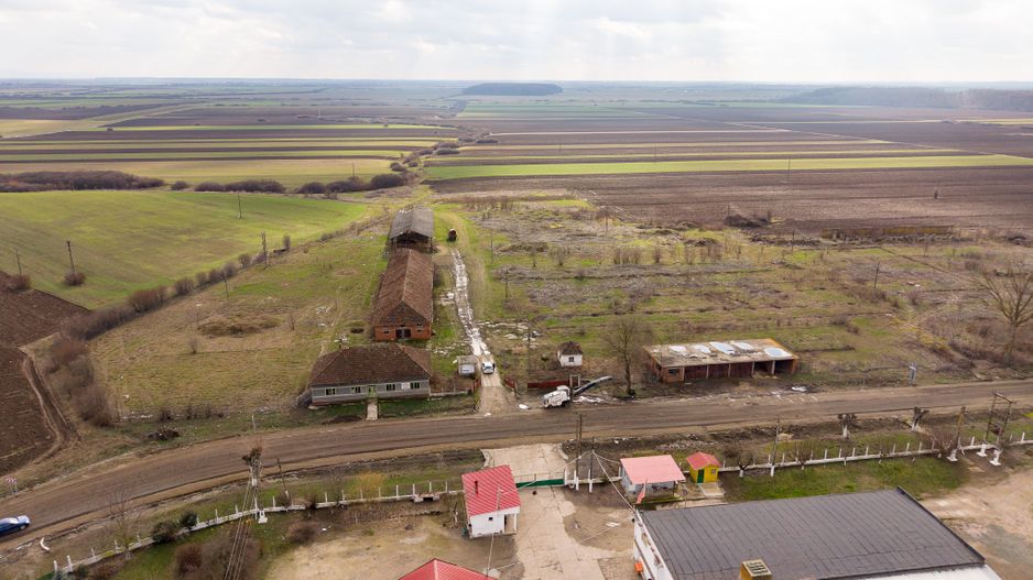 Fermă cu teren intravilan de 35000 mp în Mișca - Poză 18