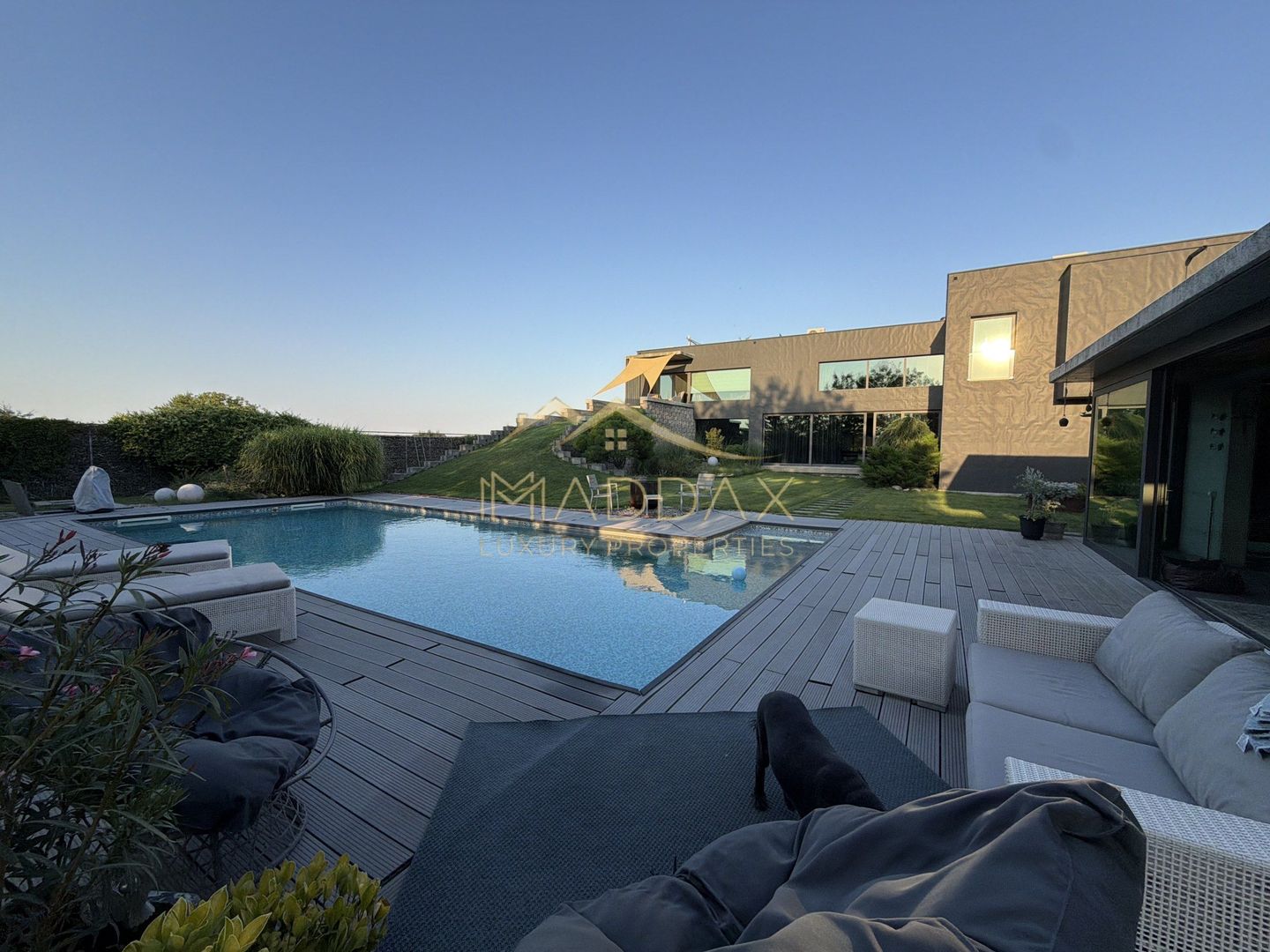 Vila Exclusivista *2223mp teren* / Piscina proprie / 5 garaje / Otopeni - Poză 2
