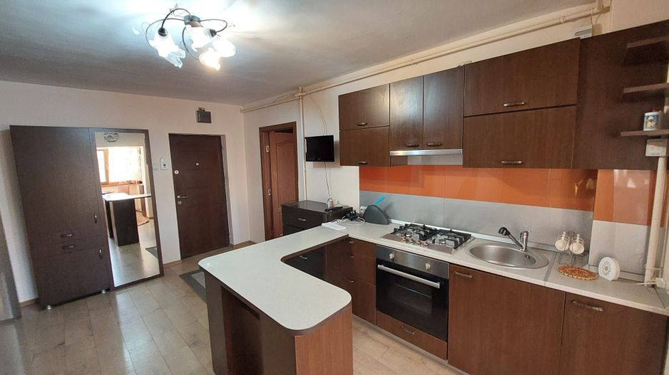 Apartament 2 camere, Ultracentral, decomandat - Poză 1