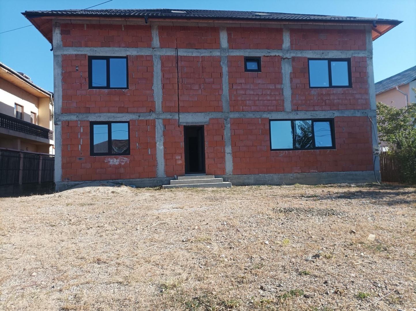 Aproape de oraș! Vânzare casă cu 5 camere în Ulmi! - Poză 4