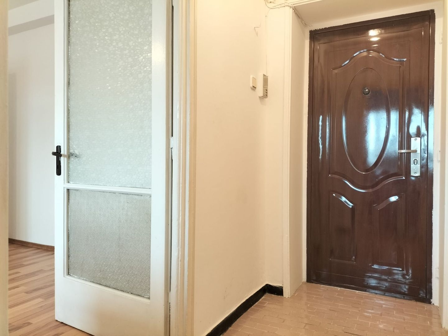 Inchiriere apartament 2 camere zona 1 Mai langa statia Metrou - Poză 12