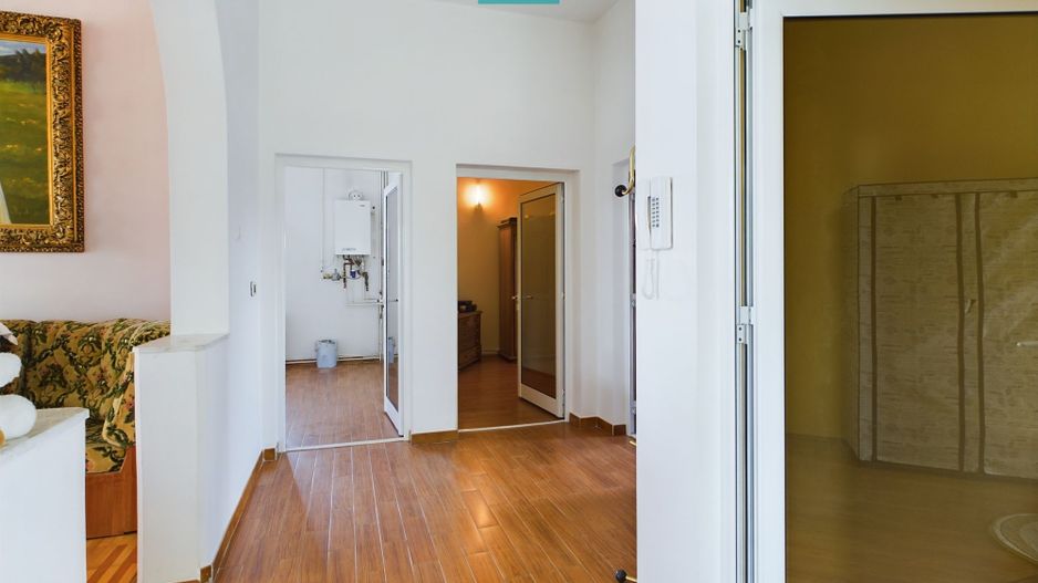 Vilă cu 3 apartamente în zona Parneava - Poză 3