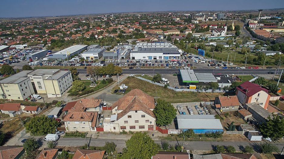 Imobil spațiu comercial și 11 apartamente - Poză 3