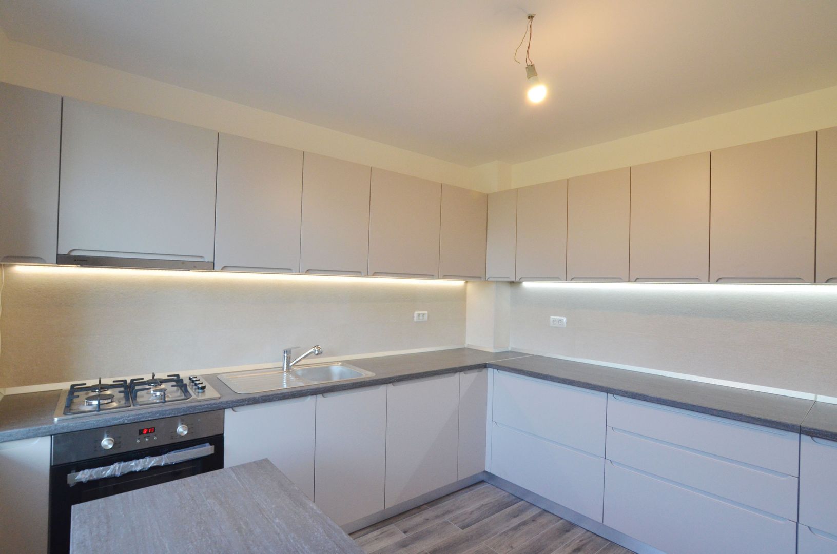 Inchiriem casa noua individuala 4 camere cu garaj - Poză 7