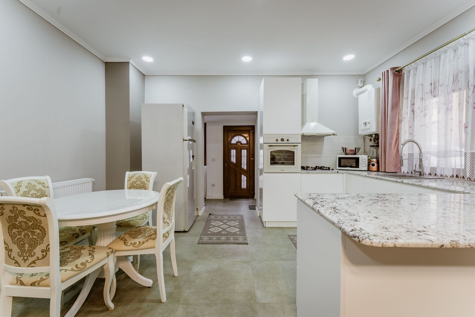 Apartament la curte cu intrare separată - Poză 2