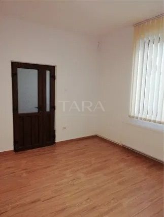 Va oferim spre vanzare casa cu 4 camere in zona Farmec - Poză 1