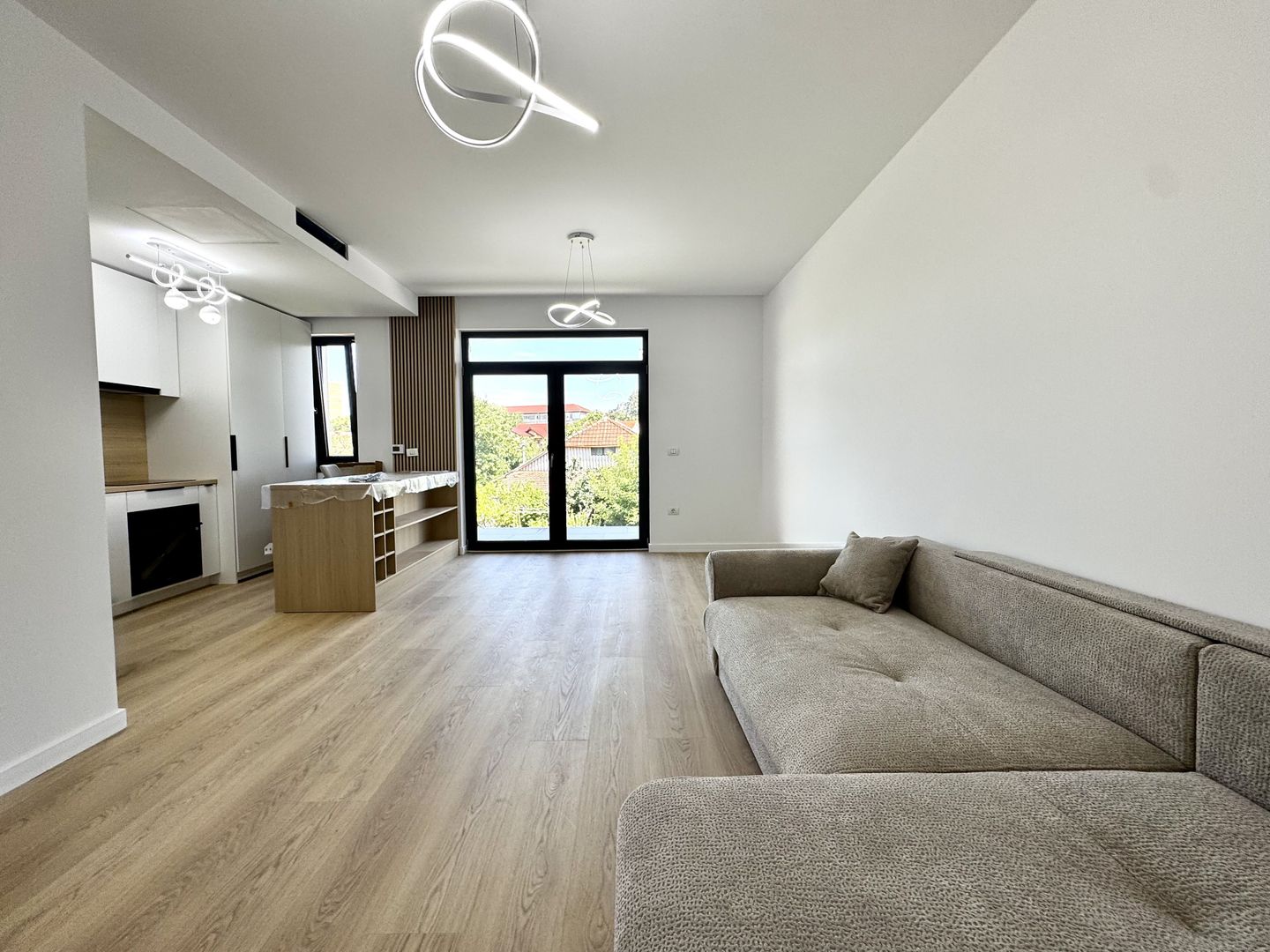 Apartament elegant si sustenabil, prima închiriere, in zona Cetății - Poză 1