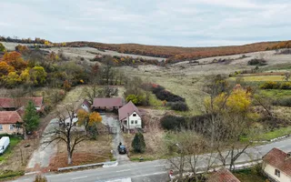 Oportunitate investitie: două reședințe de vacanță/ cabane 3940mp teren - Poză 12
