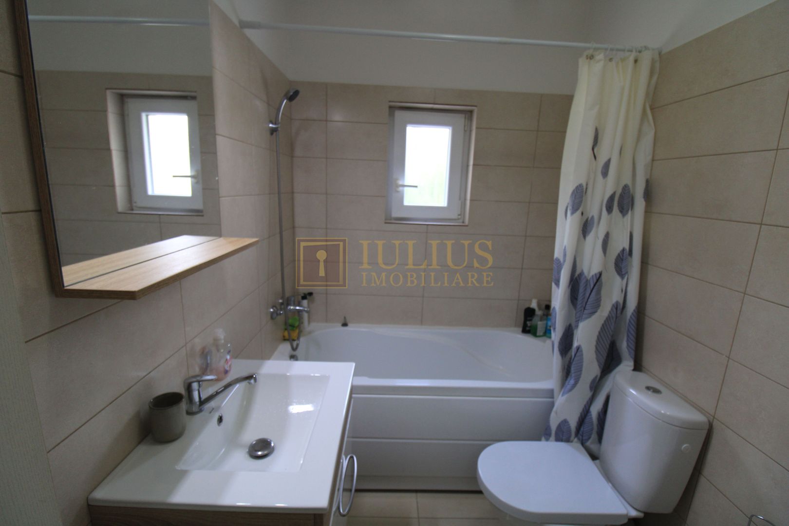 Giroc, plan parter, mobilat si utilat complet ! Loc parcare privat. - Poză 13