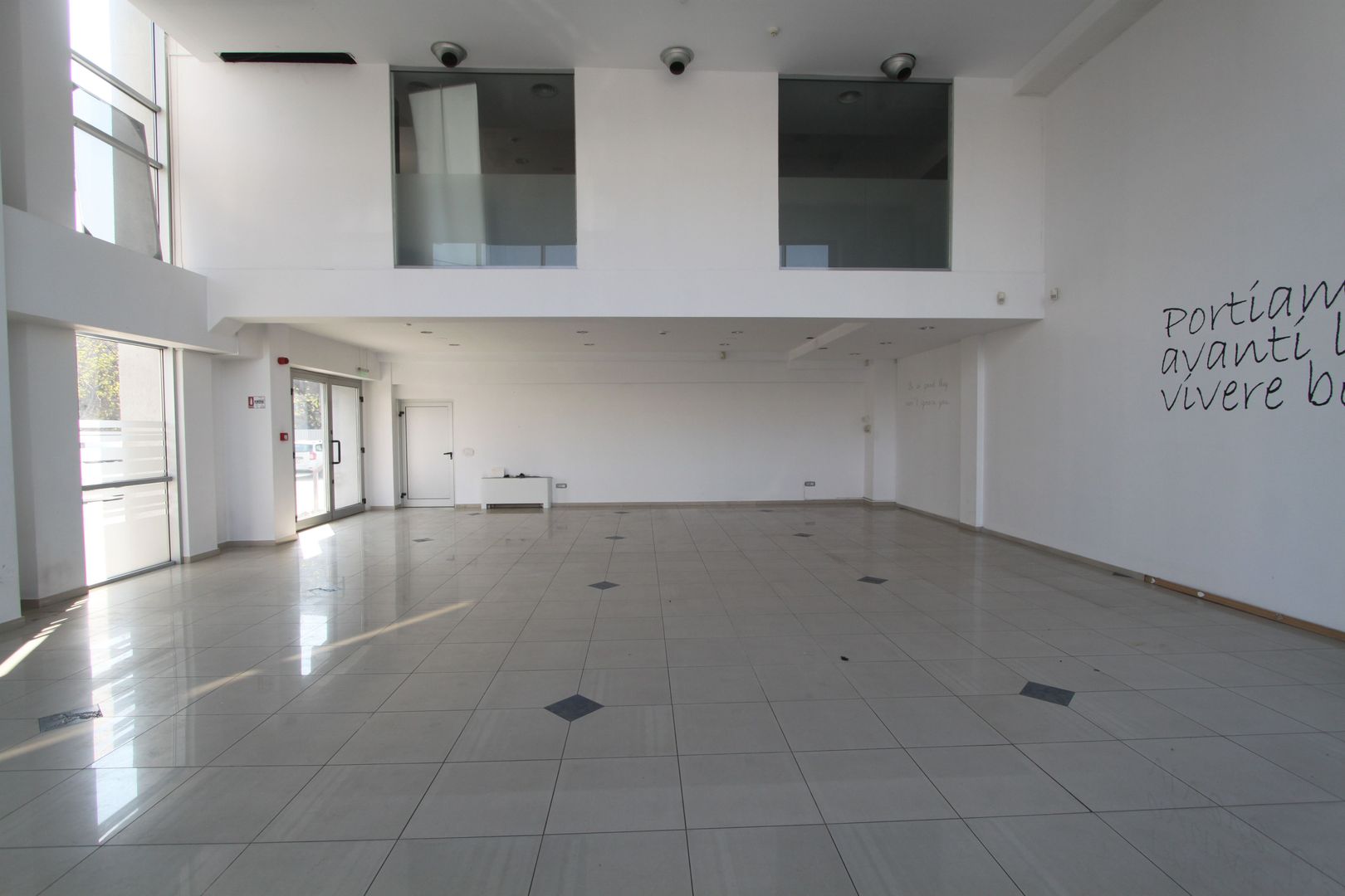 Showroom -150mp-zona de Nord - Poză 1