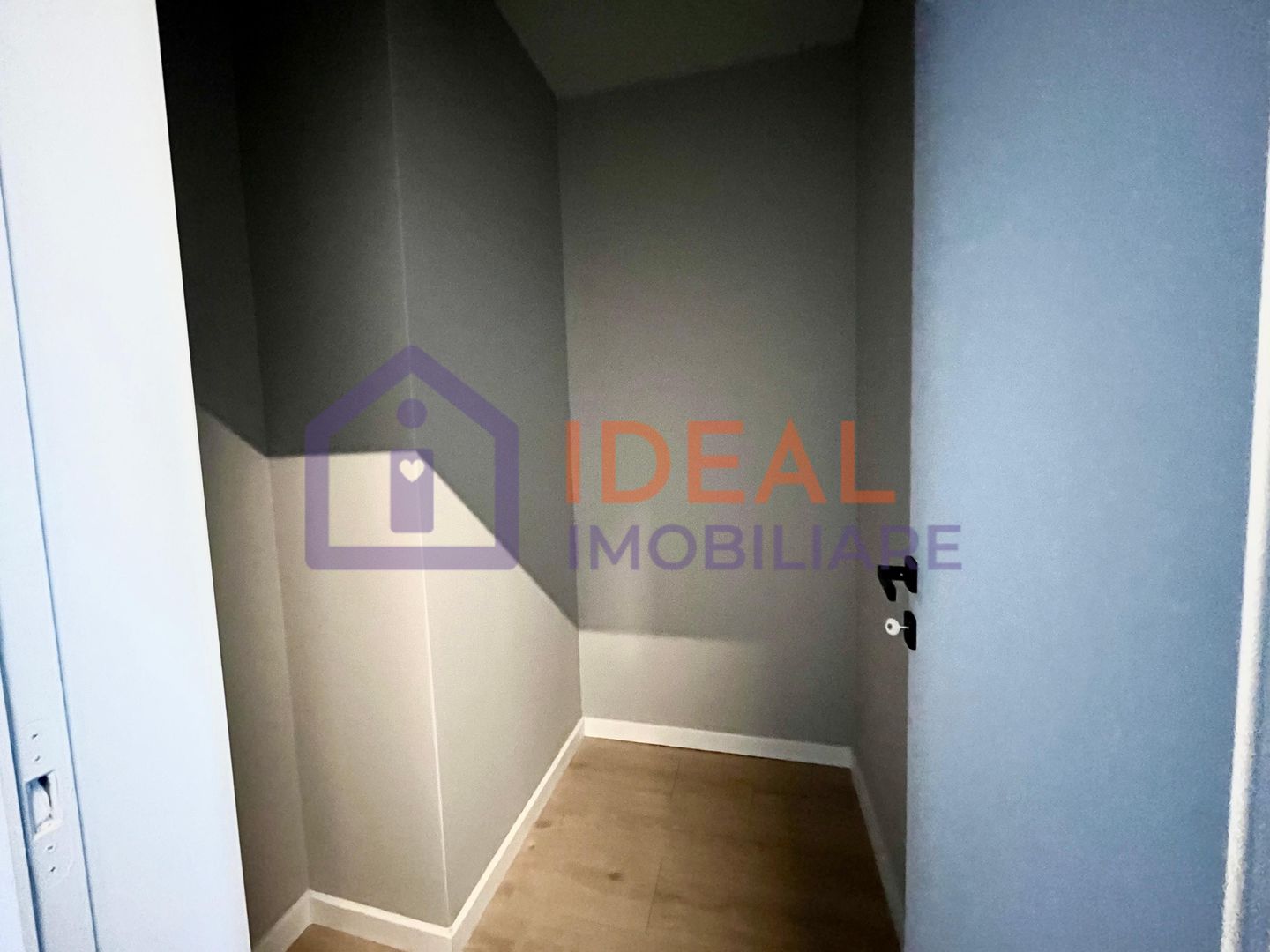 Penthouse cu 3 camere LA CHEIE, cu terase de 200mpu, zona Calea Surii Mici - Poză 11