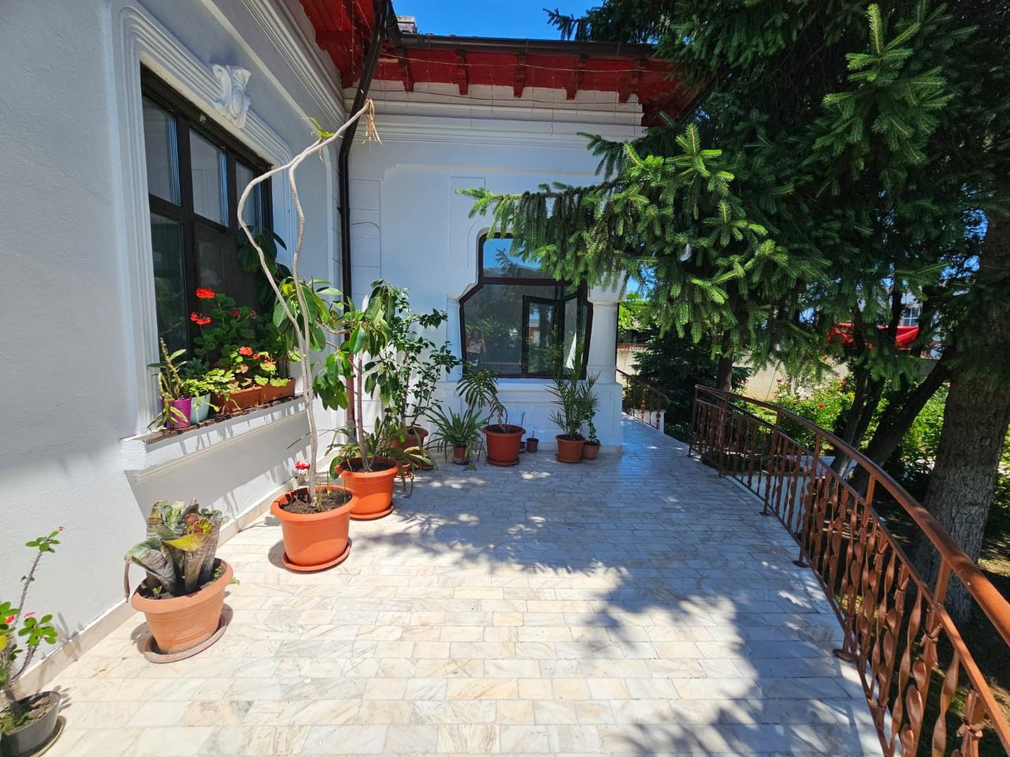 Casa eleganta cu tavane inalte si gradina superba - Poză 8