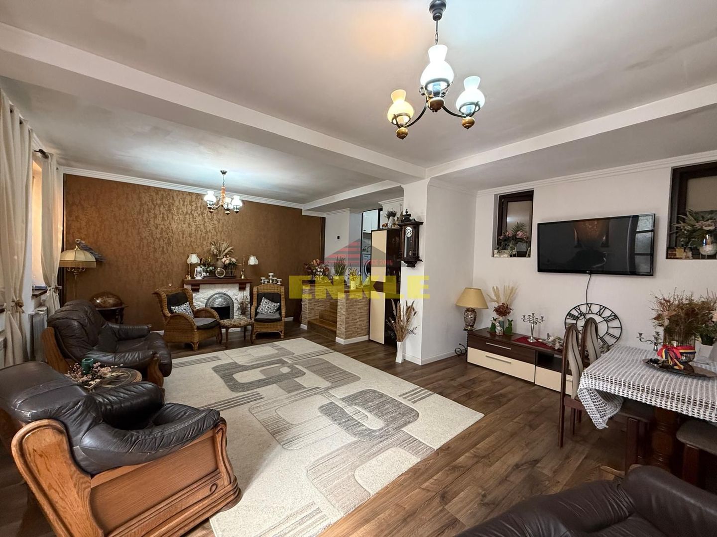 De vanzare apartament + teren generos în apropiere - Poză 1