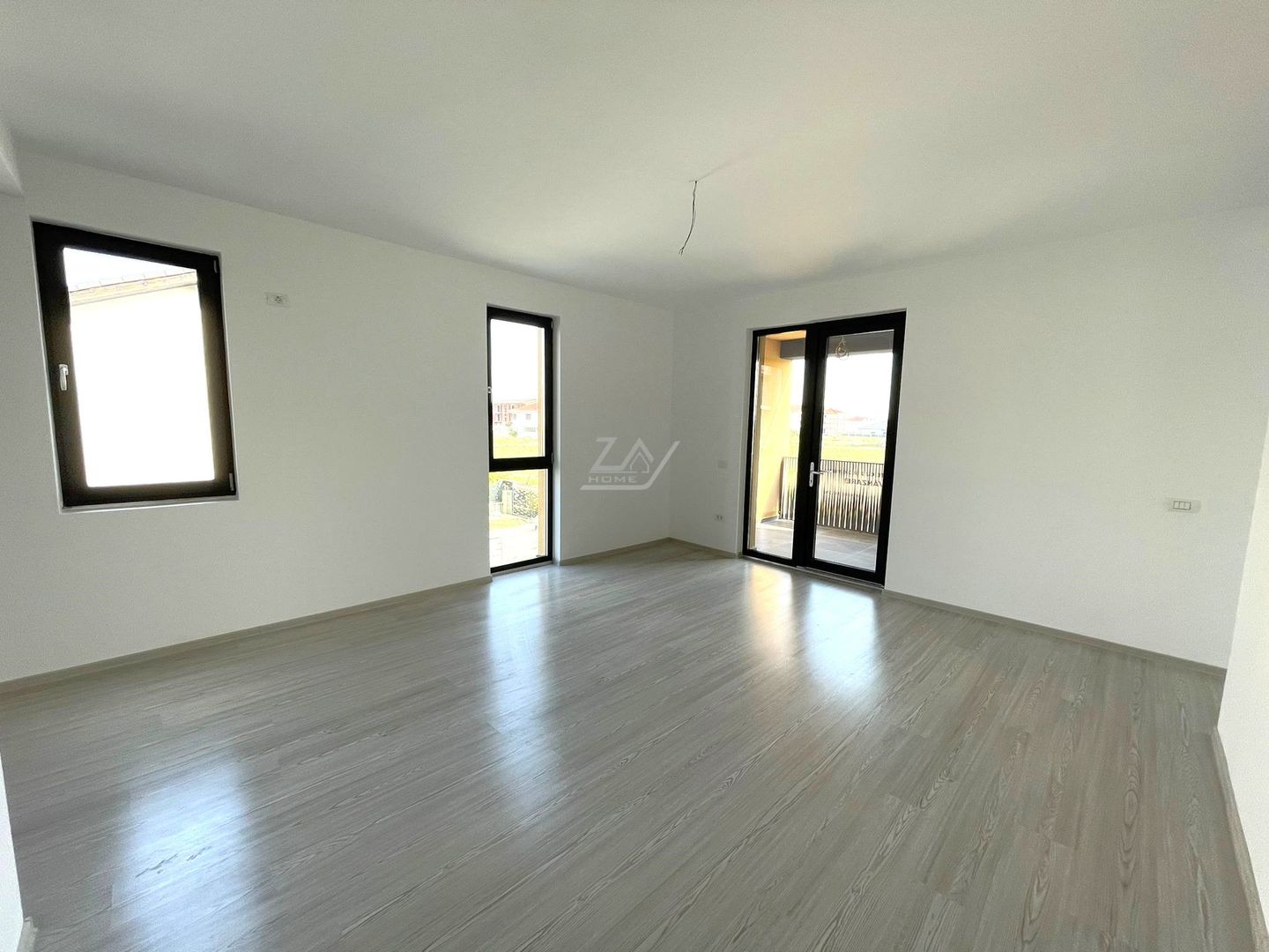 Bloc la asfalt. Etaj 1. Loc de parcare. - Poză 1