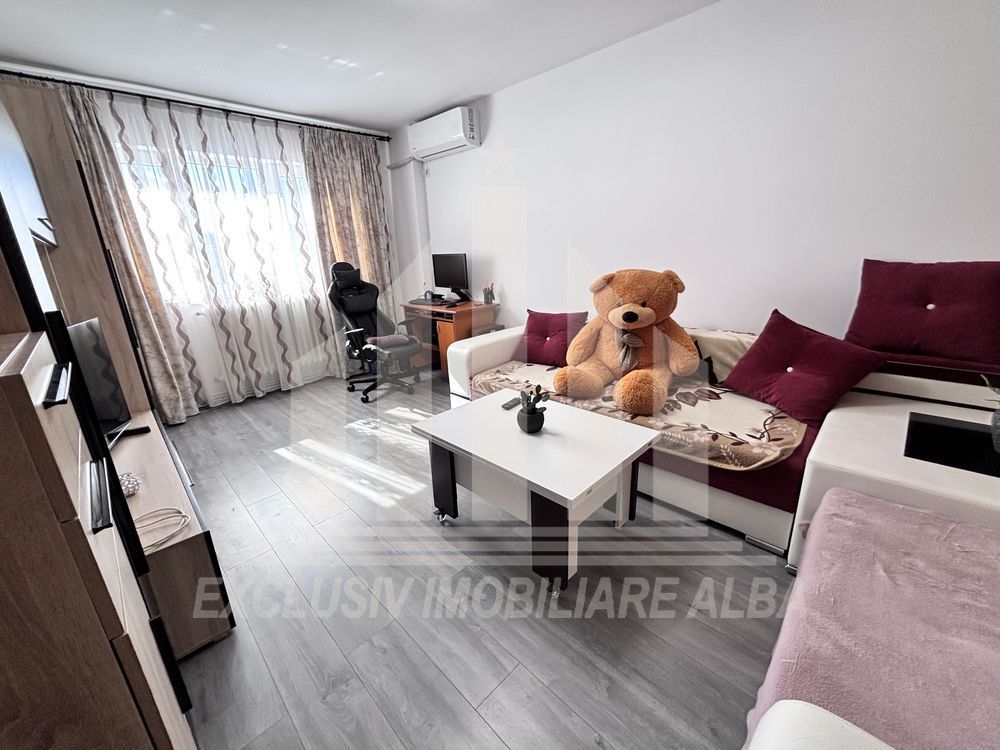 Apartament 3 camere, decomandat, zona Cetate-Liceul Sportiv - Poză 1