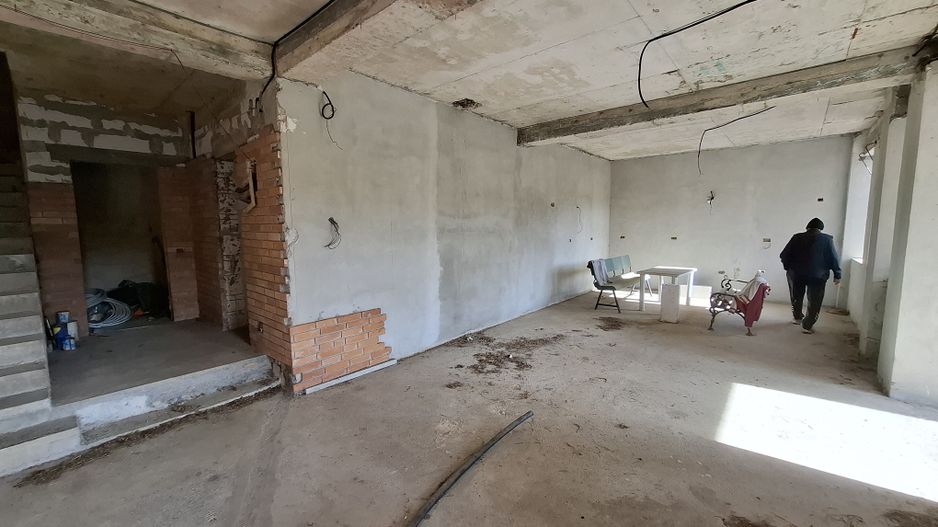 ila cu 6 camere + casă locuibilă pe teren intravilan de 1700 mp, cu vi - Poză 7