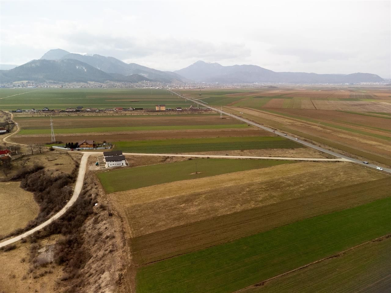 Film Prezentare! 5.500 mp, intravilan, ideal constructii case, Tarlungeni,Brasov - Poză 3