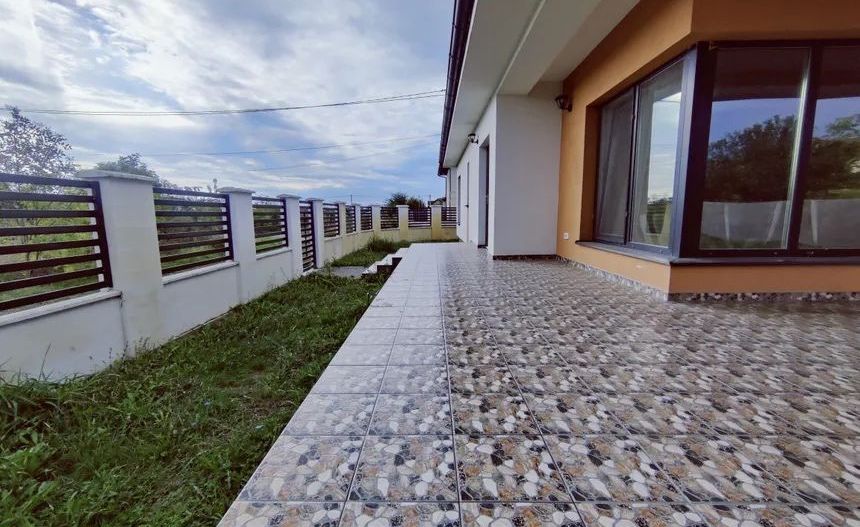 Vilă cu terasă de vis, mansardă cochetă și confort deplin I Sacalaz - Poză 1