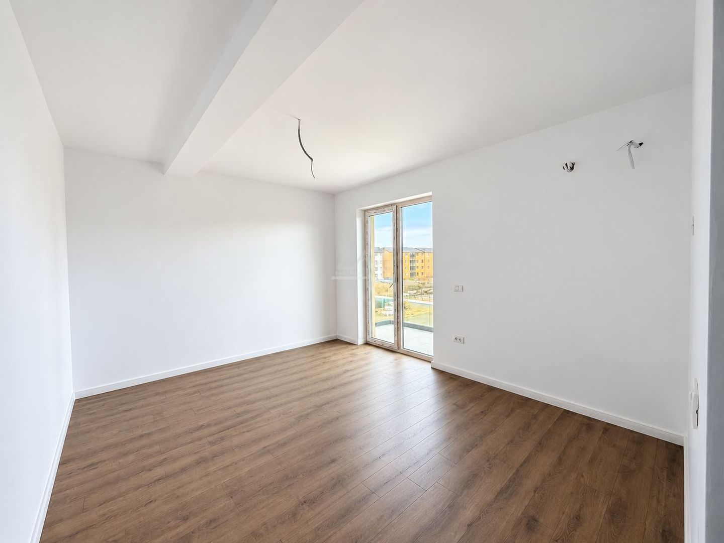 Apartament nou cu bucatarie inchisa. Clima. Langa magazin si transport in comun. - Poză 2