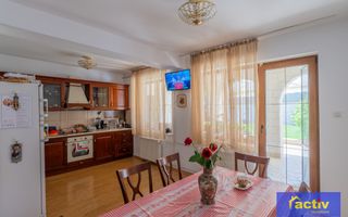 Vilă cu arhitectură aparte, spații generoase și curte intimă | Ovidiu - Poză 12
