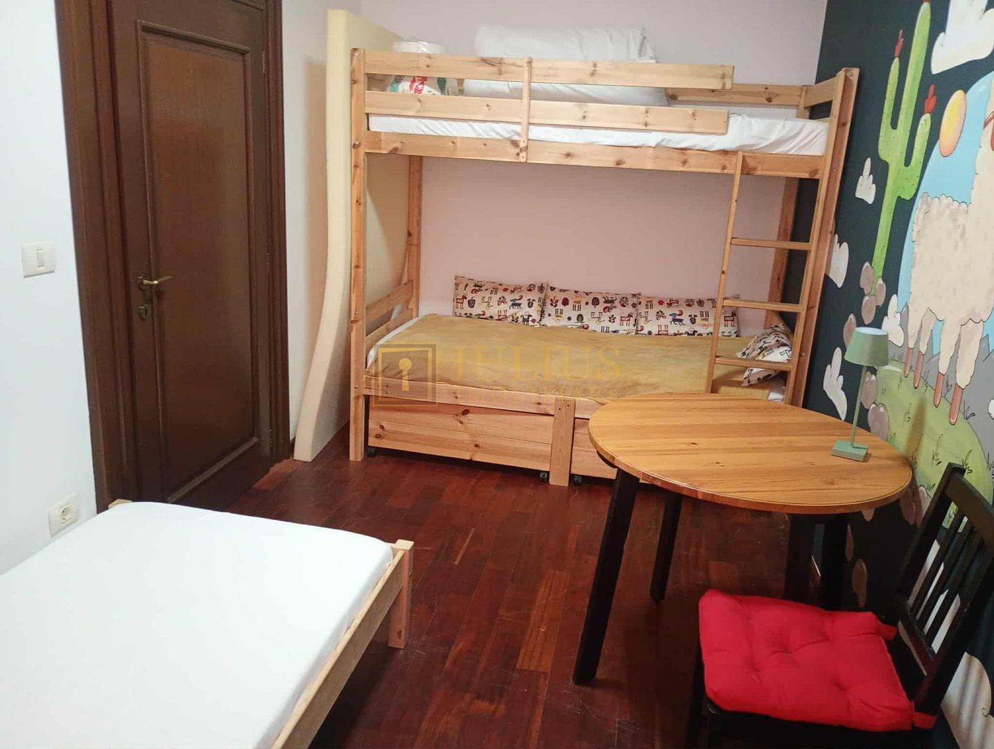 zona Piata Unirii, pietonala; centrala proprie; doua dormitoare. - Poză 6