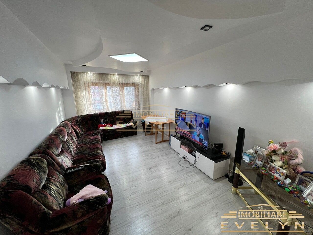 De vanzare apartament 4 camere, etaj 2, Str. Calea Nationala ( Farmacia Husac ) - Poză 1