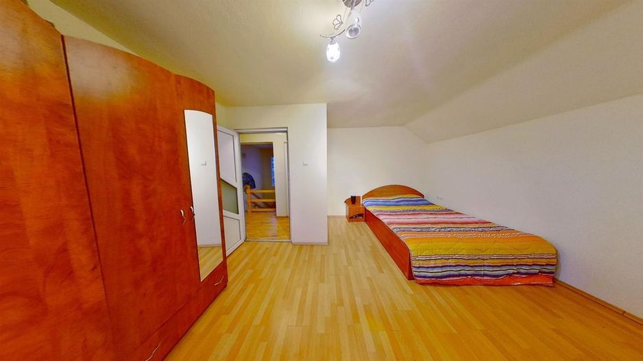 Proprietate pe 2 niveluri, curte individuala si garaj, cartier linistit, Rasnov. - Poză 33