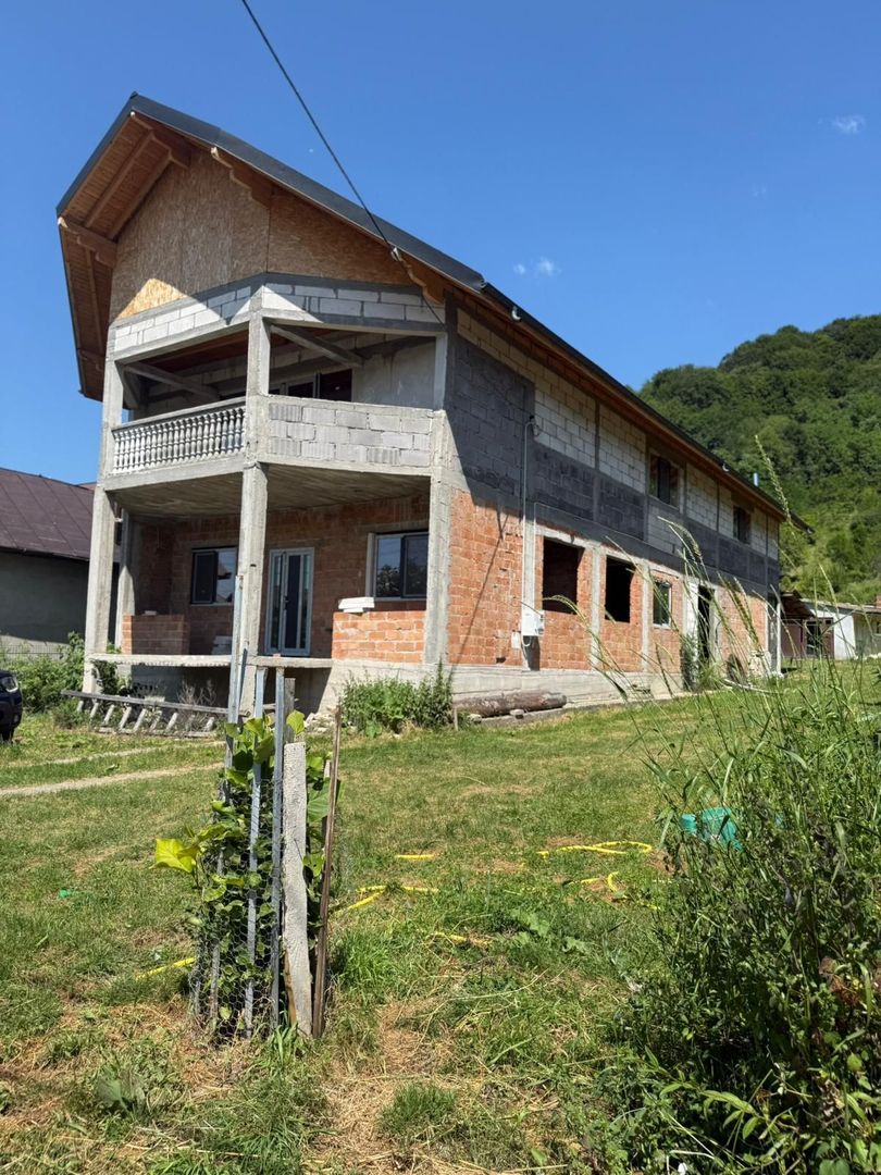Vanzare casa cu 4 camere+anexe într-o zonă de poveste – Bezdead - Poză 1