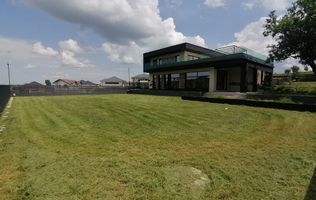 Casa  Exclusivista cu piscina si 1200 mp de teren, in Cisnadie