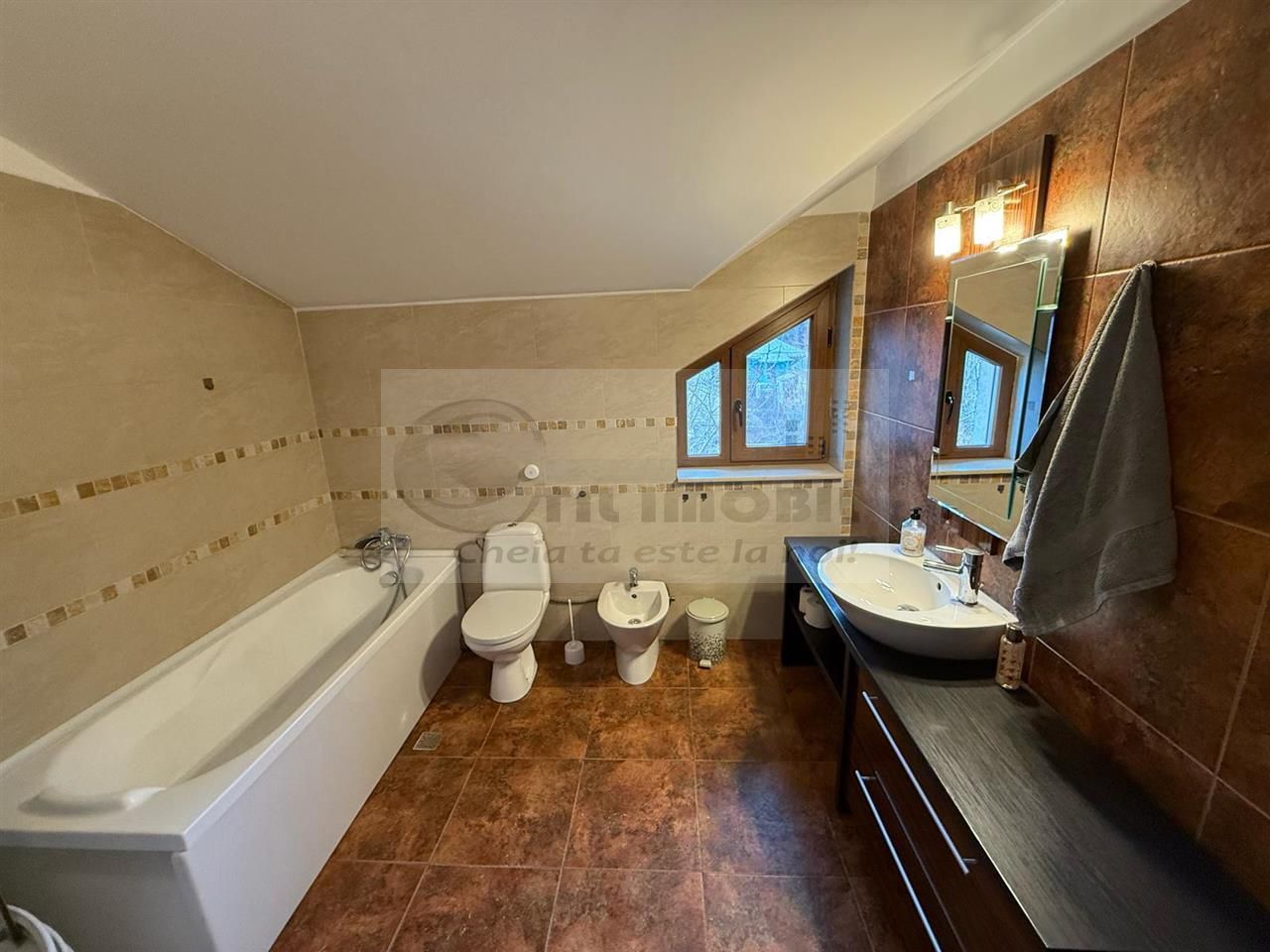 Vila 3 Camere- Zona Bucium- 850 euro - Poză 8