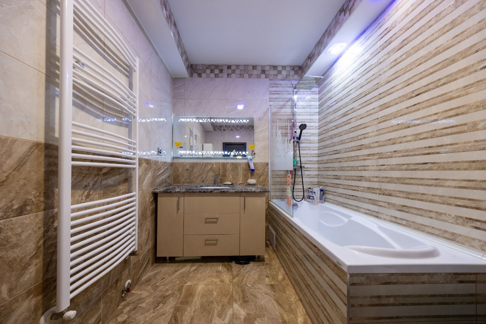 Isaran Coresi-Apartament 3 camere 82 mp loc de parcare si boxa - Poză 21