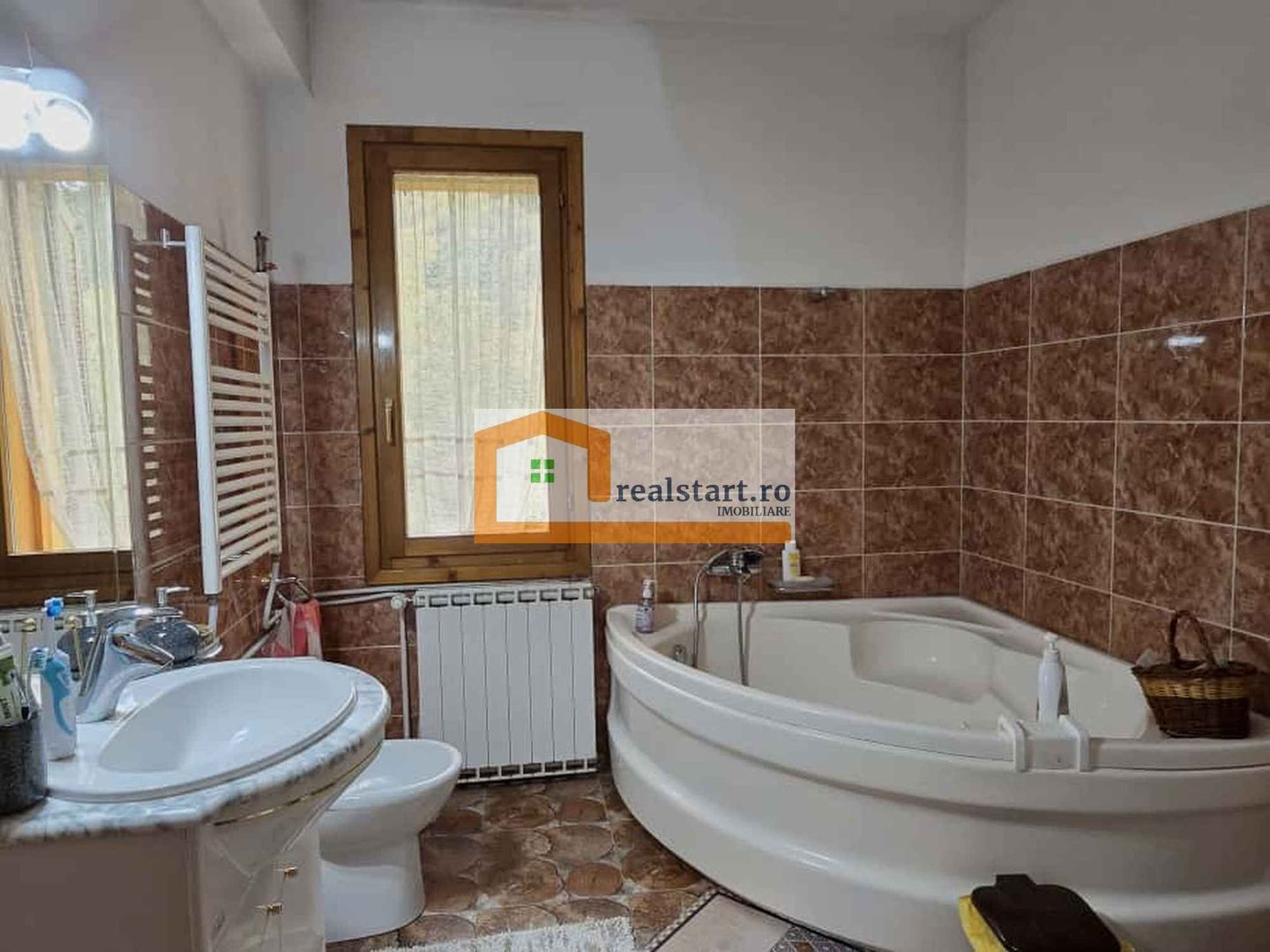 Vedere padure, panouri solare si fotovoltaice, pompa de caldura,  semineu - Poză 33