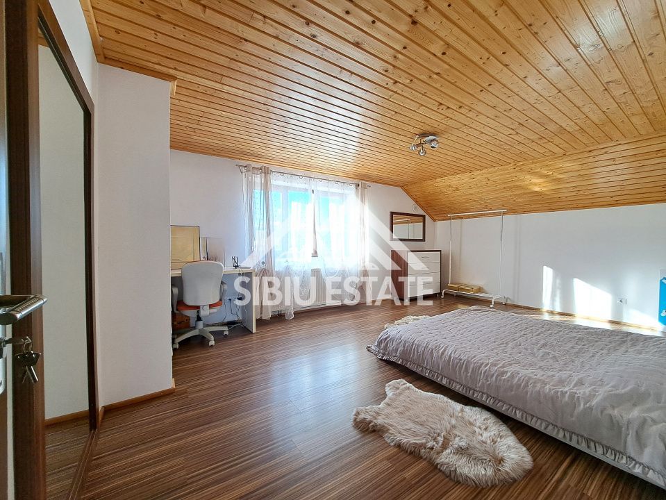 Casa Sibiu cu pivnita si garaj, curte mare - Poză 19