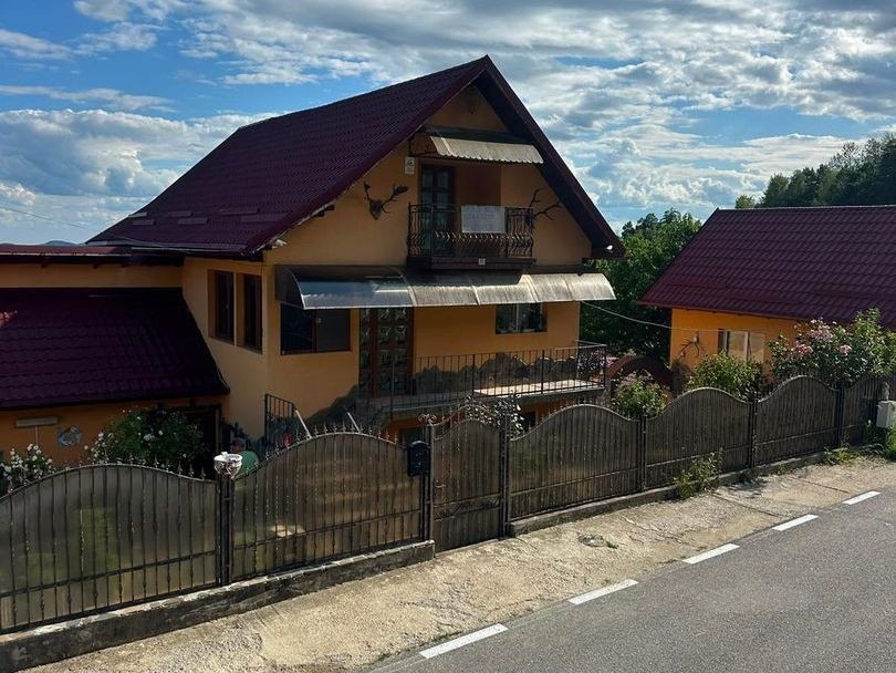 Vila S+P+1,+ garaj inchis + terasa si teren intravilan 6300 mp - Poză 1