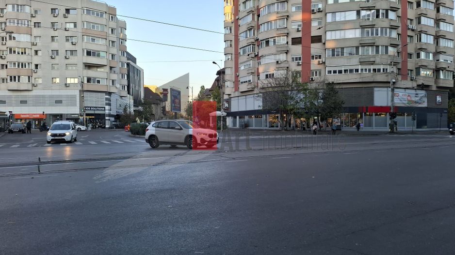 Spatiu stradal Piata 1 Mai, vizibilitate, trafic pietonal si auto - Poză 4