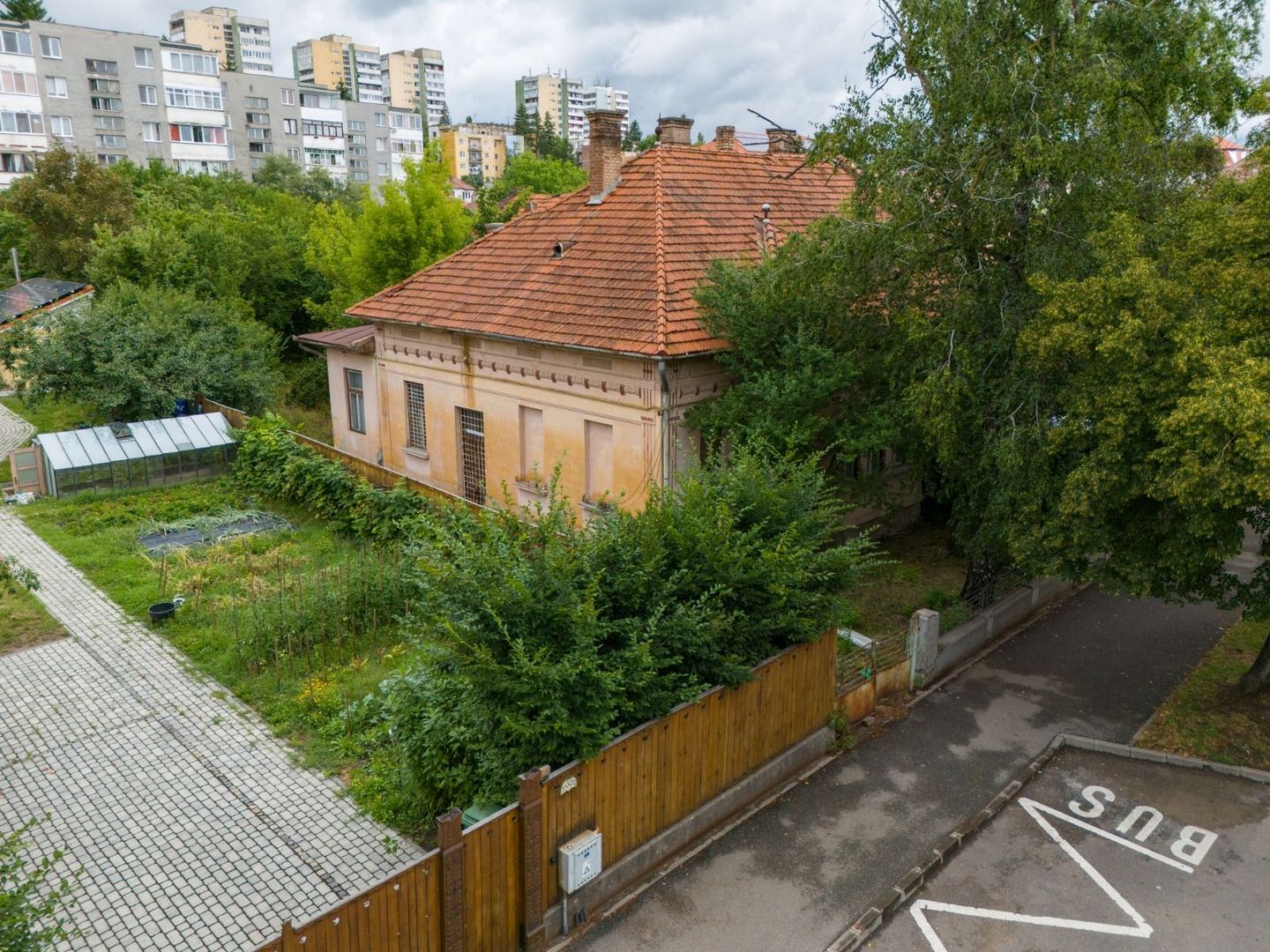 Casă spațioasă în centrul orașului Sfântu Gheorghe | Teren 1300 mp - Poză 1