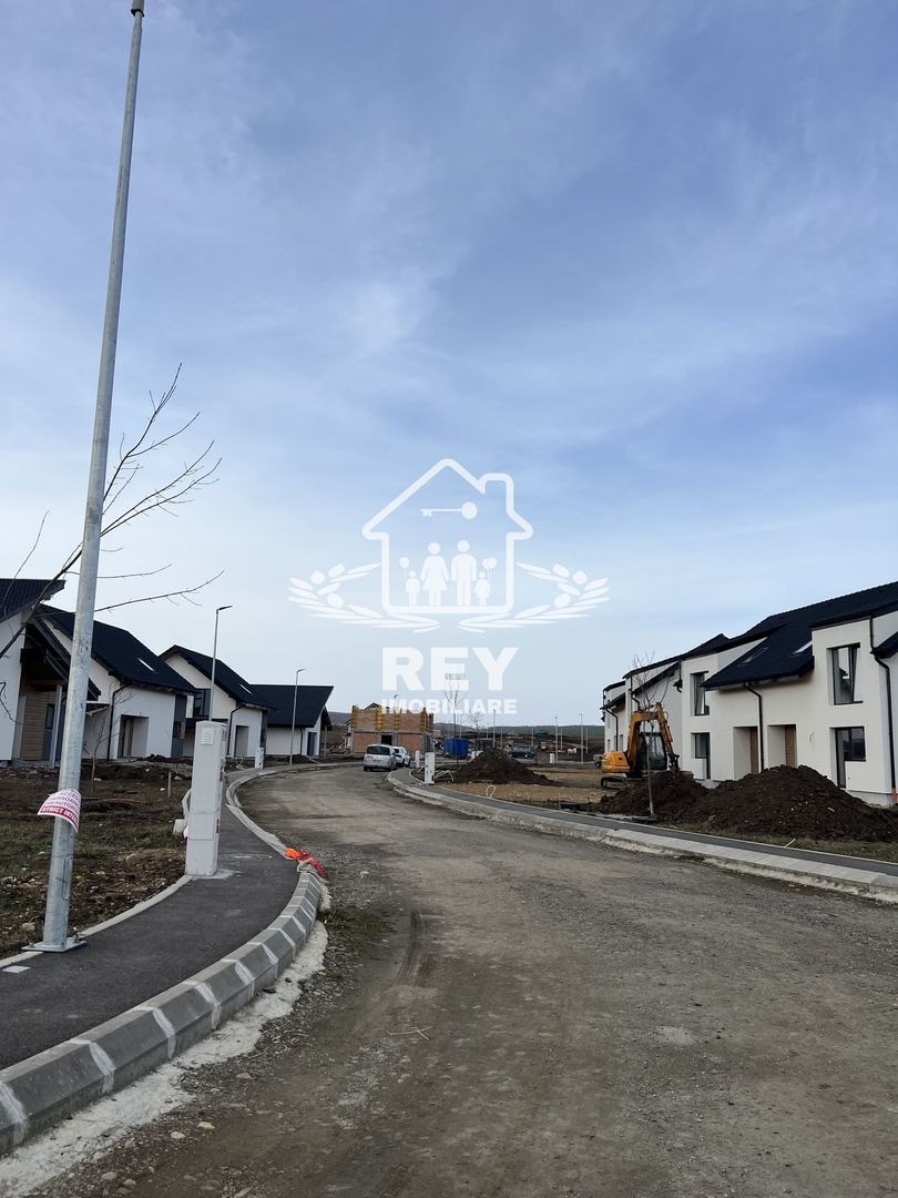 Teren cu PUZ, utilități și autorizație de construire/casă unifamilială - Poză 1