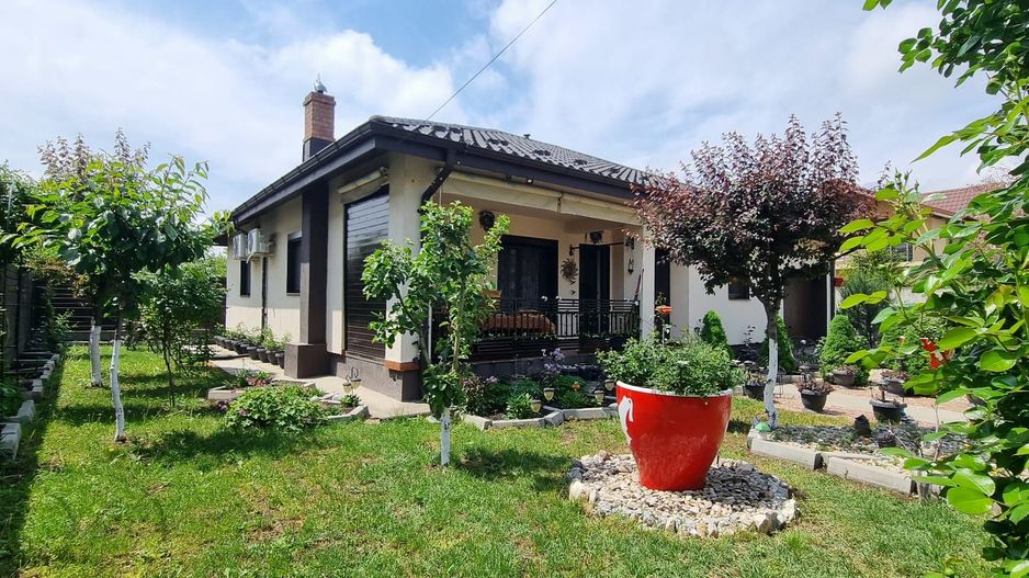 Parter cu structură pentru etaj, curte amenajată și organizare impeca - Poză 1