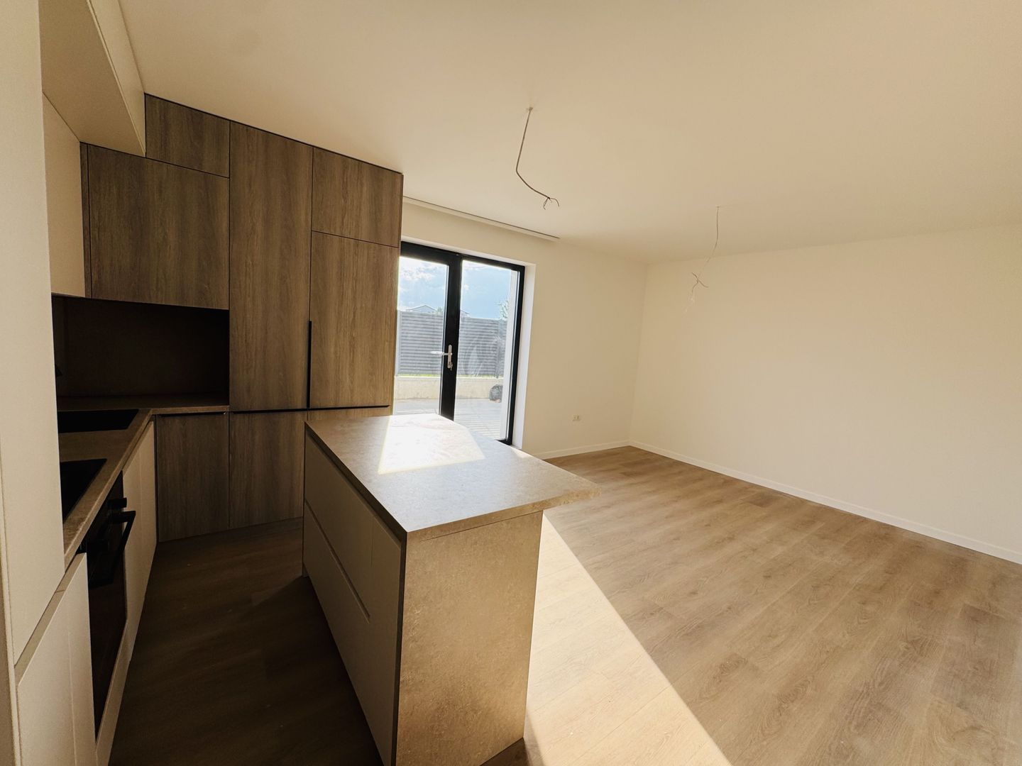 Apartament 3 camere si  CURTE mare, Otopeni 23 august - Poză 3