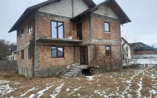 Casă spațioasă cu parter și etaj, 220 mp utili, în Pascani, judetul Iasi - Poză 1