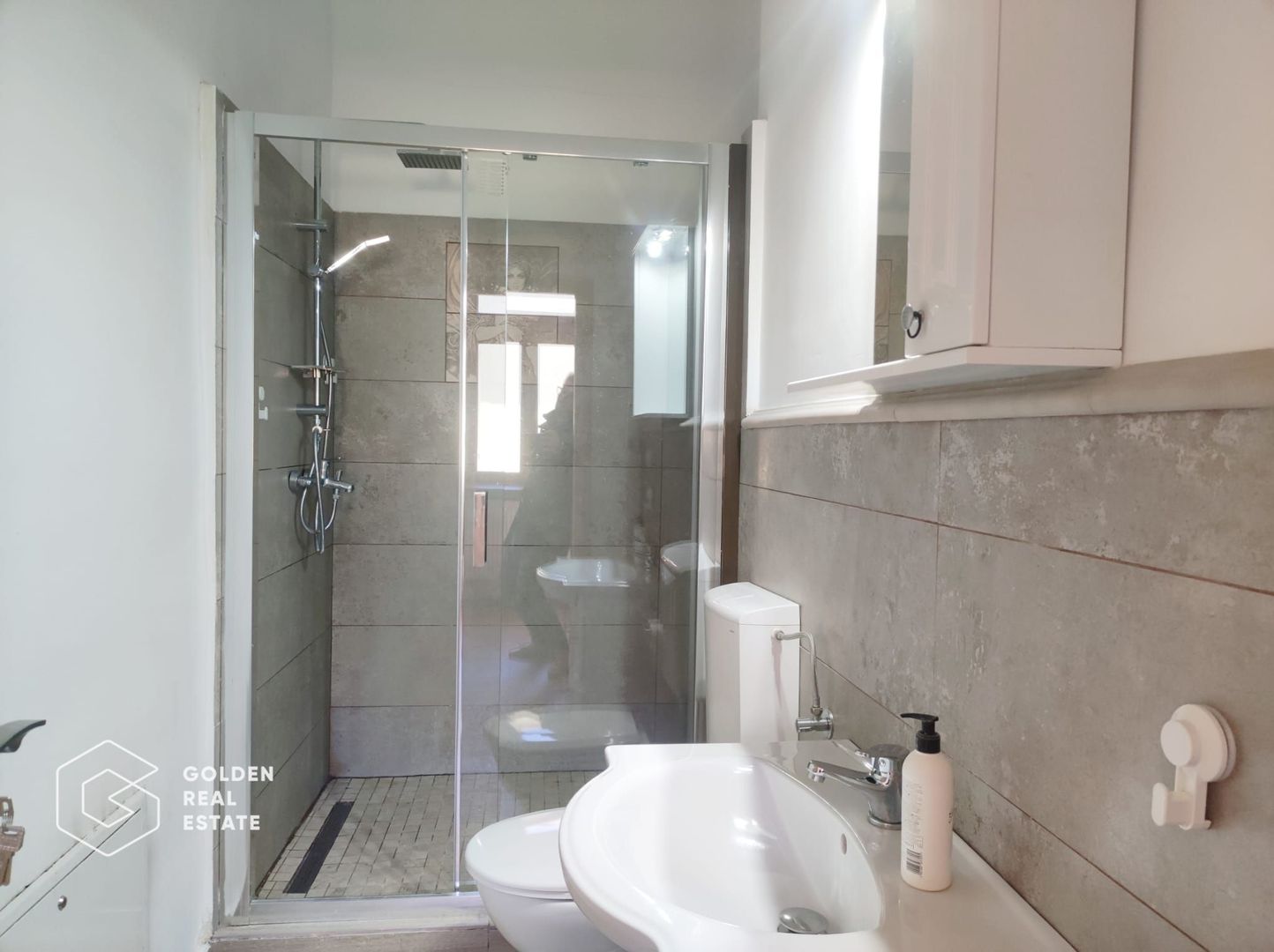 Apartament cu 3 camere, spatiu interior mare, renovat integral, Bld, Revolutiei - Poză 9