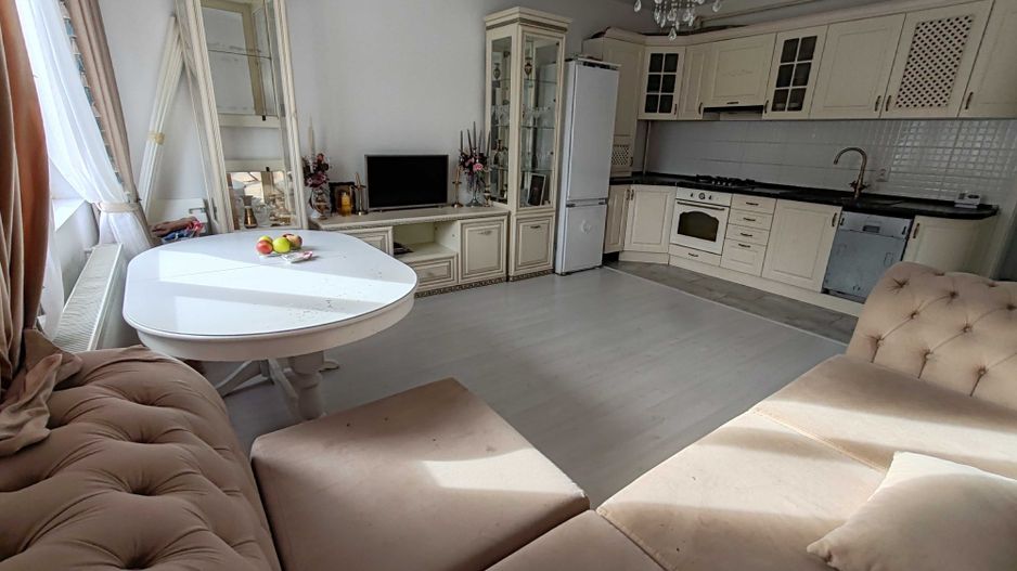 Apartament 3 camere/Două bai/curte proprie și parcare - Poză 6