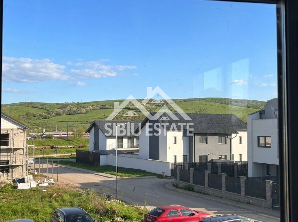 Apartament modern 2 camere, pod amenajabil, balcon,  parcare inclusa - Poză 1